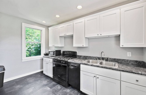 Front Park House | Adorable West Side Cottage free Onsite Parking