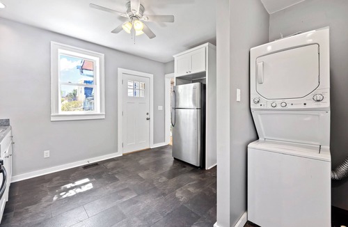 Front Park House | Adorable West Side Cottage free Onsite Parking