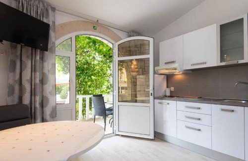 Cove Tri Zala (Zrnovo) House | Adriatic Guesthouse Balota With Shared Pool
