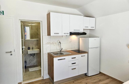 Cove Tri Zala (Zrnovo) House | Adriatic Guesthouse Balota With Shared Pool