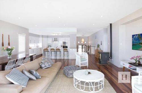 Summerland Point House | Adrift - Waterfront entertainer with Shared Jetty!