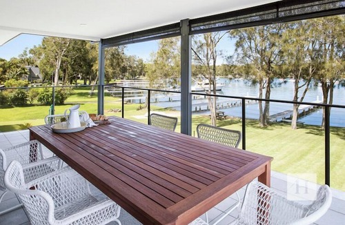 Summerland Point House | Adrift - Waterfront entertainer with Shared Jetty!