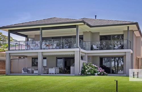 Summerland Point House | Adrift - Waterfront entertainer with Shared Jetty!