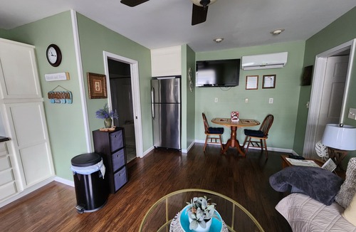 Homosassa Cottage | ADULTS ONLY MODERN COUNTRY COTTAGE & PRIVATE LANAI