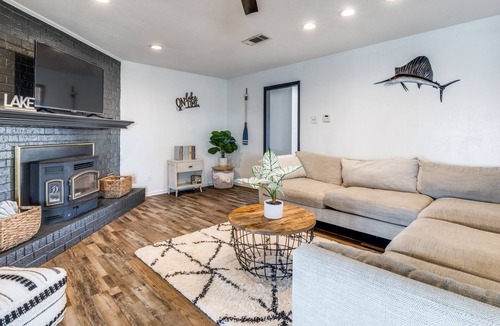 Kemp House | Adventure awaits at this trendy lakefront home!
