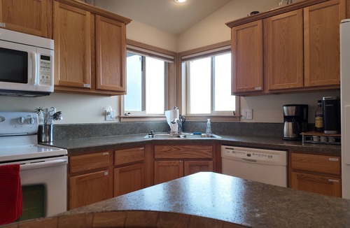Summer Lake House | Adventure | Hot Tub | Pet & Kid Friendly