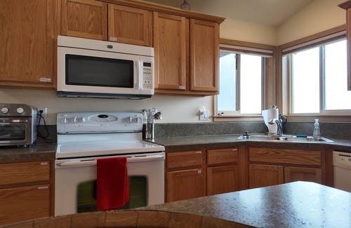 Summer Lake House | Adventure | Hot Tub | Pet & Kid Friendly