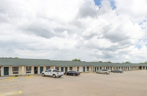 Three Rivers House | Adventure In the Outdoors! Outdoor Pool, Onsite Dining, Free Parking!