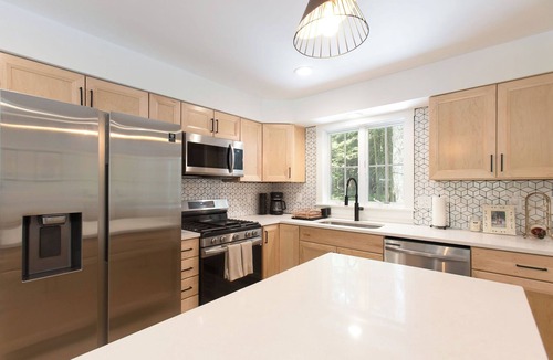 Great Barrington House | Adventure Ready Ranch Sleeps 10 & 0.7 mi to GB Main St. Wi-Fi + HOT TUB.
