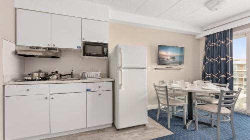 Wildwood Crest Hotel | Adventurer Oceanfront Inn