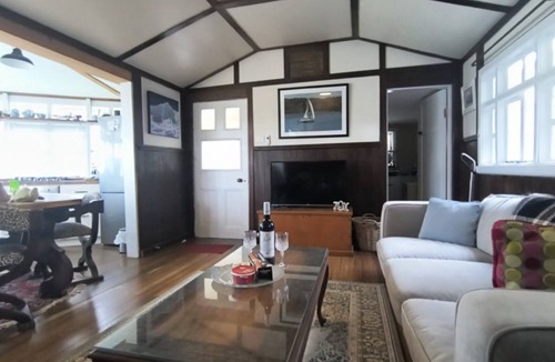 Old Bar House | AE-URANA HOUSE, TOP NOTCH