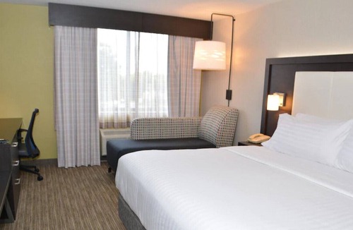 Waterville House | Aesthetically Pleasing Room for Your Holiday!