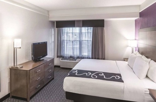 Woodlands Village House | Affordability Meets Comfort! 2 Pet-Friendly Untis, Free Breakfast, Free Parking