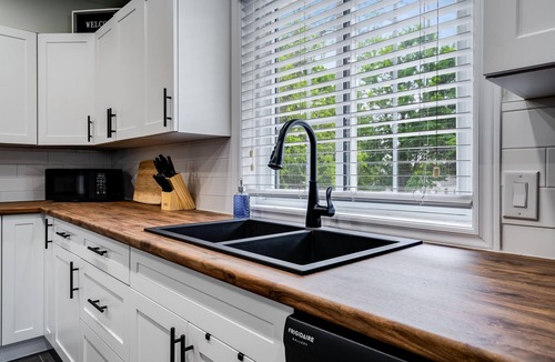Leamington Apartment | Affordable 2BR Apt | Sleeps 6 | Fast WiFi + Parking