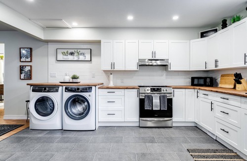 Leamington Apartment | Affordable 2BR Apt | Sleeps 6 | Fast WiFi + Parking