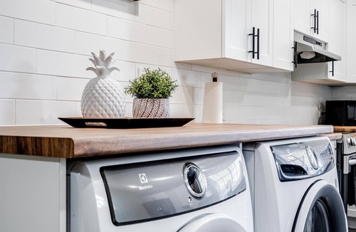 Leamington Apartment | Affordable 2BR Apt | Sleeps 6 | Fast WiFi + Parking