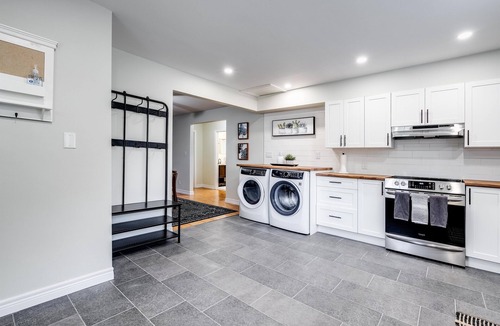 Leamington Apartment | Affordable 2BR Apt | Sleeps 6 | Fast WiFi + Parking