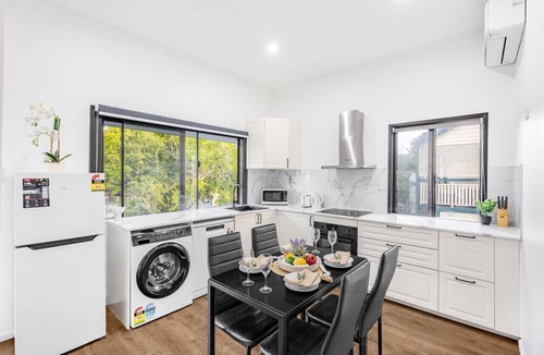 East Brisbane House | Affordable 2BR Unit @ CBD near Stadium/River/Mall