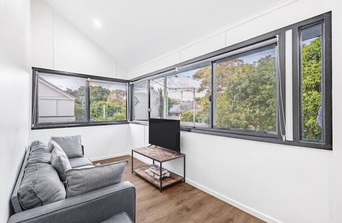 East Brisbane House | Affordable 2BR Unit @ CBD near Stadium/River/Mall