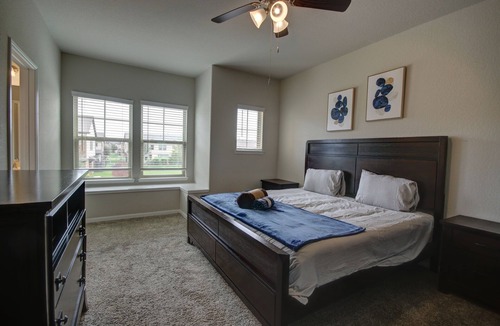 Rosenberg House | Affordable 3-Bedroom Townhouse With Backyard ~ Double Story (Pet Friendly!)
