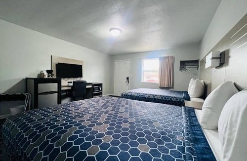 Oskaloosa Hotel | Affordable 3-Room Stay Near William Penn University & Hotspots