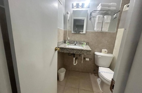 Oskaloosa Hotel | Affordable 3-Room Stay Near William Penn University & Hotspots