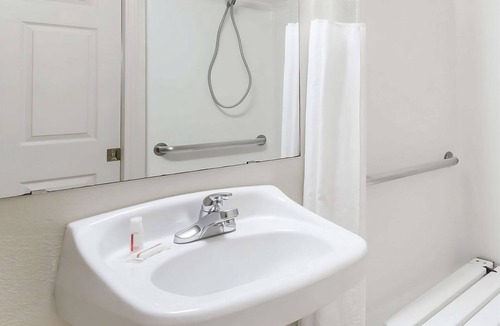 Austin Ave. Hotel | Affordable and convenient unit in Knights Inn Franklin Ave Waco, Parking, Pet-Friendly! Near Cameron Park & Zoo