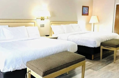 Presque Isle Hotel | Affordable and Family-Friendly Double Room Near Local Presque Isle Hotspots