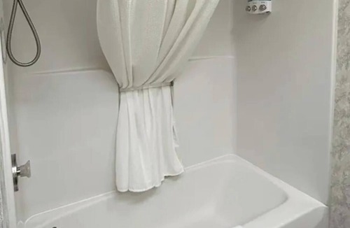Presque Isle Hotel | Affordable and Family-Friendly Double Room Near Local Presque Isle Hotspots