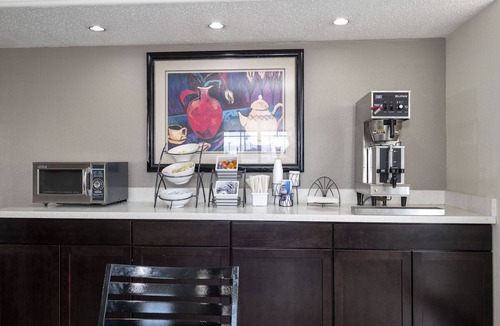 Houston Hotel | Affordable Comfort Perfectly Positioned for Highway Travelers and Tourists