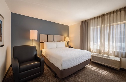 Libertyville Hotel | Affordable & Convenient: 4 Cozy Suites w/Full Kitchen, BBQ & Pet-Friendly