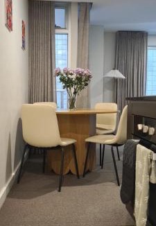 Adelaide Central Business District Apartment | Affordable & Cozy CBD getaway with Free wine!