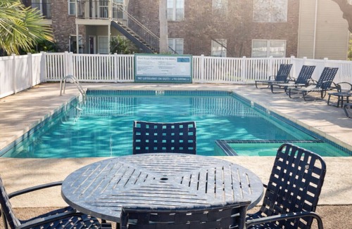 South Side Apartment | Affordable Family Stay: Kid & Pet Friendly