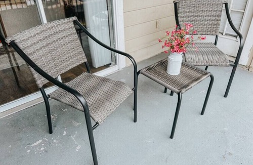South Side Apartment | Affordable Family Stay: Kid & Pet Friendly