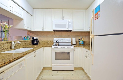 Siesta Key Condo | Affordable Ground Floor Siesta Key Vacation Rental with Heated Pool Access