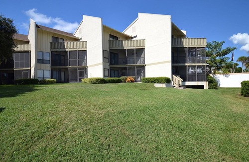 Siesta Key Condo | Affordable Ground Floor Siesta Key Vacation Rental with Heated Pool Access