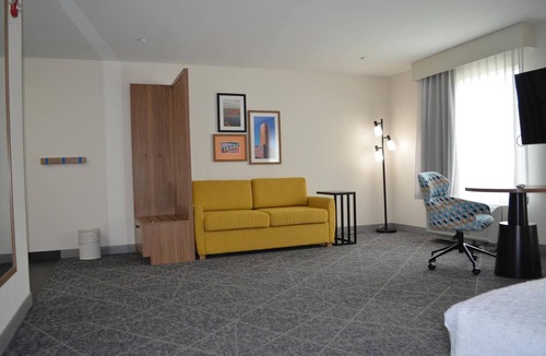 Tomball Hotel | Affordable King Bed Suite w/On-site Pool