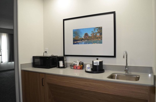 Tomball Hotel | Affordable King Bed Suite w/On-site Pool