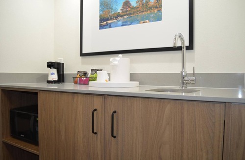 Tomball Hotel | Affordable King Bed Suite w/On-site Pool