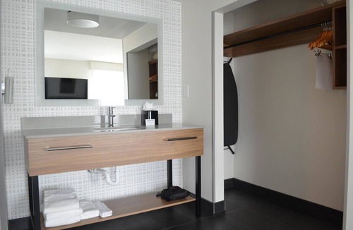 Tomball Hotel | Affordable King Bed Suite w/On-site Pool