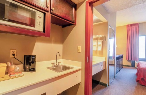 Jonesboro Hotel | Affordable King Suite with Easy Highway Access and Near Crowley’s Ridge