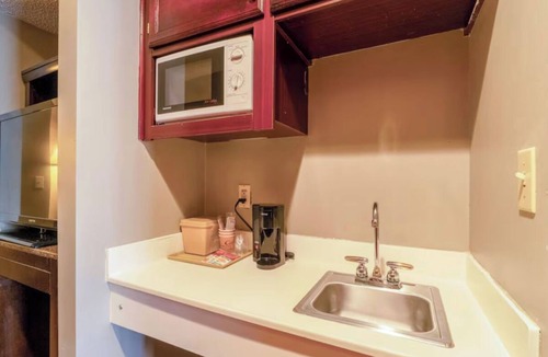 Jonesboro Hotel | Affordable King Suite with Easy Highway Access and Near Crowley’s Ridge