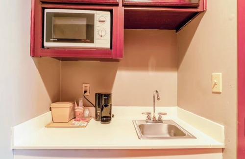 Jonesboro Hotel | Affordable King Suite with Easy Highway Access and Near Crowley’s Ridge