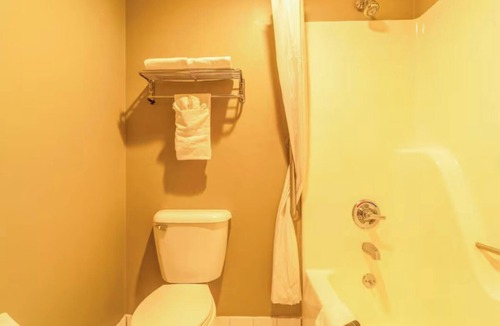Jonesboro Hotel | Affordable King Suite with Easy Highway Access and Near Crowley’s Ridge