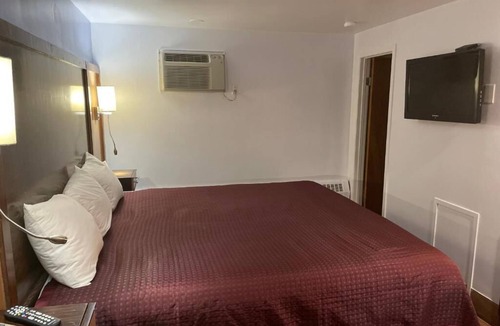 North Tonawanda Hotel | Affordable King Bed Stay w/Free Parking! Scottish Inns, Close to Buffalo Zoo