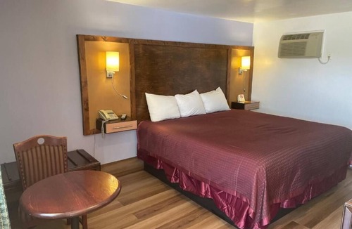 North Tonawanda Hotel | Affordable King Bed Stay w/Free Parking! Scottish Inns, Close to Buffalo Zoo