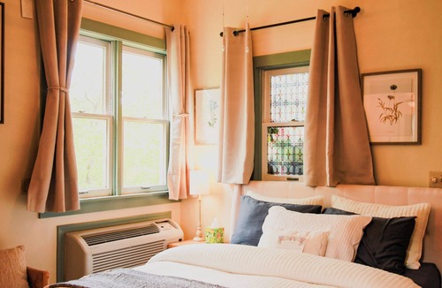 Eureka Springs Historic District Bed & Breakfast | Affordable Luxurious Suite in Historical Eureka Springs B&B -The Blue Rose Suite