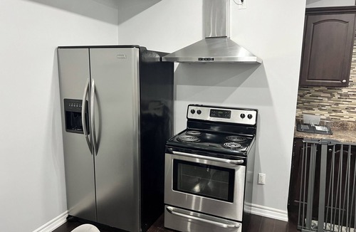 Churchill Meadows Apartment | Affordable Luxury: Large 3BR Suite Perfect for Families - Full Kitchen & Wifi