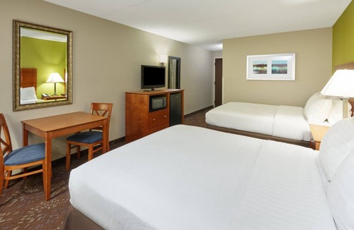 Matteson House | Affordable Matteson Getaway! 4 Convenient Units, Onsite Dining, Free Parking