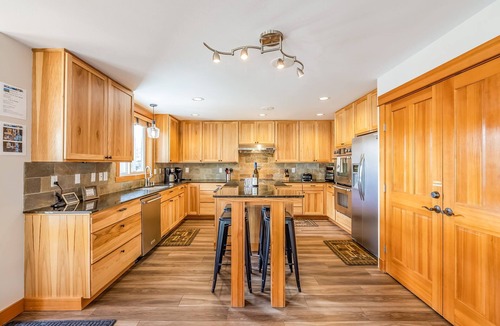 Ronald House | Affordable Meets Hidden Gem–Pet Friendly/Spa+GmRm & 1PM In/Out.